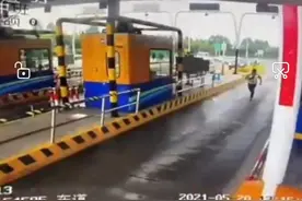 多看一眼救人一命！浙江90后高速收费员拼命追赶失控大挂车，唤醒晕厥司机，网友：真帅图片