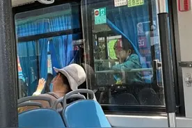 并行的公交车上，两个小朋友玩石头剪刀布，网友：怎么就玩了起来图片