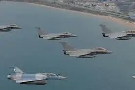 法军试飞最新升级版阵风战机 配有源相控阵雷达图片