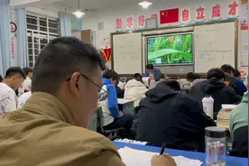 全天候陪伴！高三班主任将办公桌搬进教室 学生：有他在，心里更有底图片