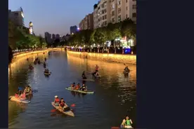 “划船不靠浪，靠盘龙江…”吃瓜群众看嗨了，网友吵翻了图片