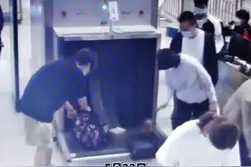 太大意！4万多现金，竟落在地铁安检机上图片