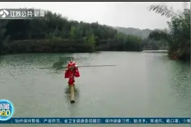 中国最美“水上仙子”火了，赤脚在竹竿上跳舞，惊艳无数外国人！视频封面