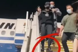 网曝易烊千玺拍戏腿部受伤 走路步伐缓慢行动不便图片