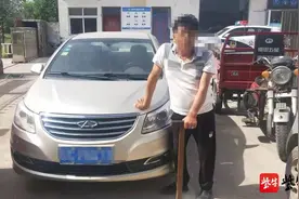 交警拦下一辆车，司机拄着拐杖下车了图片