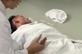 医学生模仿癫痫发作一秒入戏！网友：奥斯卡没你我不看图片