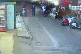 在昆明一店铺抢手机后…监控拍下蟊贼团伙“塑料友谊”崩塌现场图片