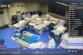一场手术后婴儿降生，医生却被抬着出去…图片