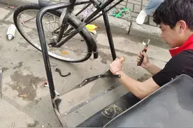 最好的学以致用！百岁老人骑了八年的手摇车罢工，他们出手了图片