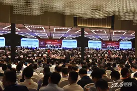 卫星导航年会的“黑科技”，记者带你体验“VR登月”图片