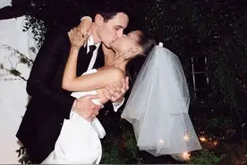 “A妹”晒与新婚老公婚礼现场照 身穿绸缎白婚纱曲线迷人图片