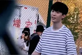 范丞丞片场附近打篮球动作接地气，网友：好想给“学长”送水图片