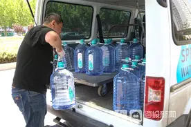 送水师傅高速用大桶水救火后续：公司支持 予以表彰图片