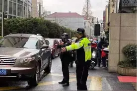 延安路上，杭州男子被小姐姐送花！万万没想到，他的偷拍照也红了……图片