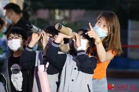 组图：京城小学生自制望远镜观测月全食图片