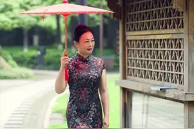 年轻时从未上过舞台，退休后经常“抛头露面”……杭州旗袍奶奶乐享花样人生图片