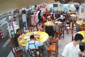 上海一男子醉酒后殴打邻桌，用头撞破警车玻璃！犯两罪获刑图片