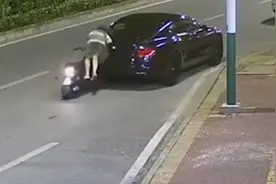 广东女子骑电动车撞宾利后逃逸，车主喊话“逃跑解决不了问题”，网友：宾利车违停图片