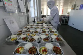 明年起国内航班停止提供一次性不可降解塑料制品图片