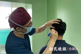 年轻人为何脱发多？明天是爱发日，记者带你看植发手术图片