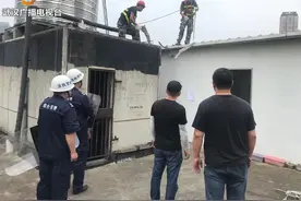屋顶漏水也不能随意搭盖 江汉区一居民楼楼顶违建被拆除图片