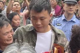 父亲坚守老房子28年不搬家，只为1岁半失踪的儿子能找到回家路图片