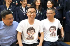 高三生穿印有老师卡通头像的T恤拍毕业照：纪念师生之情视频封面