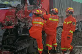 永州一货车转弯下坡撞到另一辆货车，1人被困图片