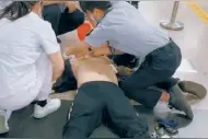 北京地铁里AED首次救人成功！男子突发心脏骤停，10分17秒成功抢救图片