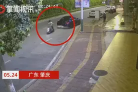 女子骑车玩手机撞上宾利后仓皇逃走，车主愤怒，网友评论区吵翻了图片