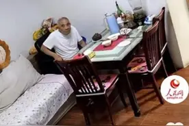97岁爷爷听到孙女声音急忙起身去开门，不料孙女是通过监控发声，失落神情让人动容图片