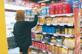 临期食品超市悄然走红，价格让人眼前一亮，去“捡漏儿”买零嘴儿图片