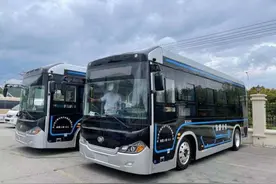 加氢3分钟 续航350公里 浙江舟山首批氢燃料公交车上路 搭载大洋电机51KW氢燃料发动机图片