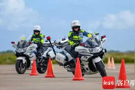 海口交警女铁骑飒爽亮相图片