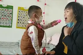 久病成医！三岁萌娃模仿医生为妈妈诊疗图片