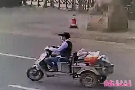 摆地摊两包鞋被“捡”走 青岛黄岛公安分局民警沿路找寻快速破“案”图片