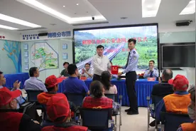 警探号丨小区旁火车鸣笛好烦恼 铁路公安民警进社区细释缘由图片