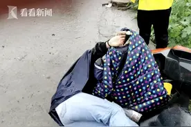 找到了！路遇昏迷伤者 她撑伞半小时等待120图片