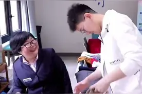 暖心！这位大学的宿管阿姨，三年免费帮上千学生免费缝补，学生说像妈妈一样温暖图片