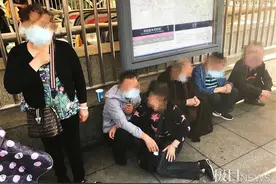 “哑巴大师”街边算命骗钱财，便衣警察蹲守数日当场抓获6人图片