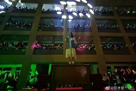 燃爆！高考倒计时演唱会奥特曼上台，全场高唱“奇迹再现”图片