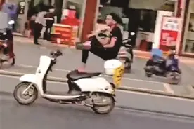 坐后尾箱、双手离把、跷二郎腿……浦北一小伙骑电驴“耍杂技”图片