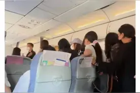 国航客服回应“粉丝在飞机上闯舱追星”：机组人员已尽力劝阻图片