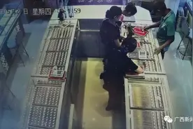 突发！南宁良庆区一金店发生抢劫案，一男子不挡面部“裸”抢金项链图片