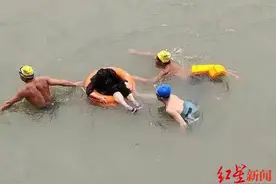 7旬婆婆不慎跌落岷江 4名游泳爱好者和民警合力救起图片