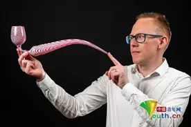 男子40余年收集超600个烟斗 样式独特设计精巧图片