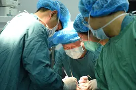 男子舌头疼痛 误以为溃疡 一查竟是舌癌 医生提醒：槟榔嚼多了 小心癌症“找上门”图片