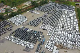 航拍江苏南京网约车“坟场”数百辆堆积犹如蚁群图片