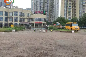 学校门口路面泥泞难行 洪山城管连夜进行修缮图片