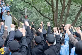 《光荣与梦想》走进复旦校园，十城百校光影党课系列活动启动图片